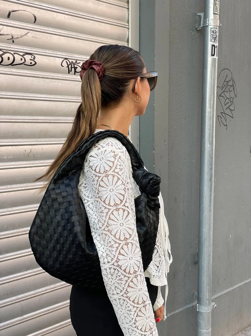 Flätad Knytnäve Konstläder Medium Väska med Handtag för Elegant och Modern Användning