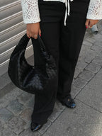 Flätad Knytnäve Konstläder Medium Väska med Handtag för Elegant och Modern Användning