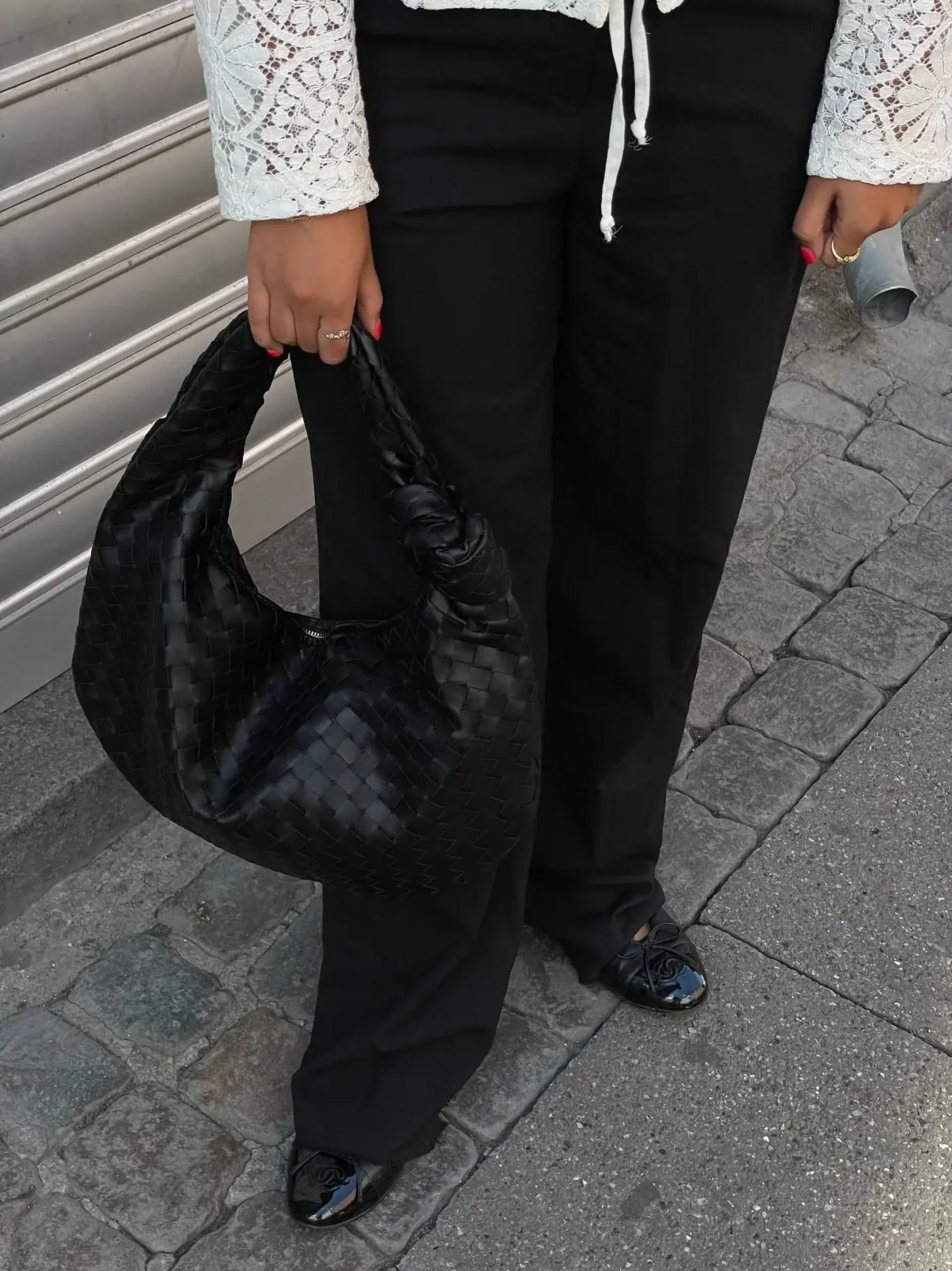 Flätad Knytnäve Konstläder Medium Väska med Handtag för Elegant och Modern Användning