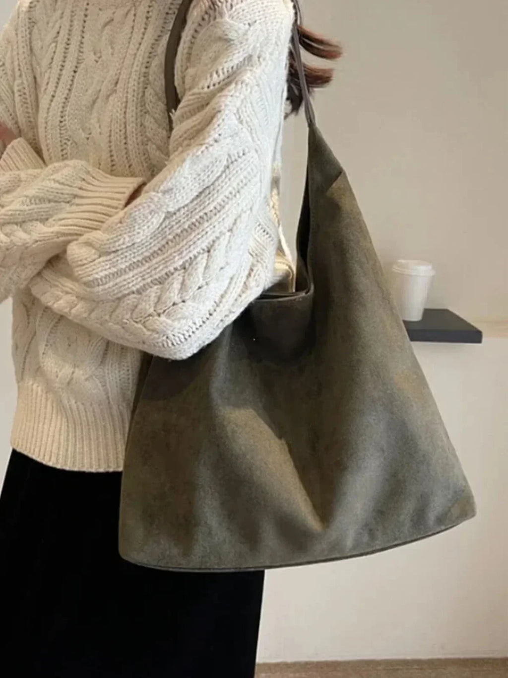 Retro Suede Stor Kapacitet Axelväska för Damer och Stilsäkra Accessoarer i Retro och Mångsidig Design