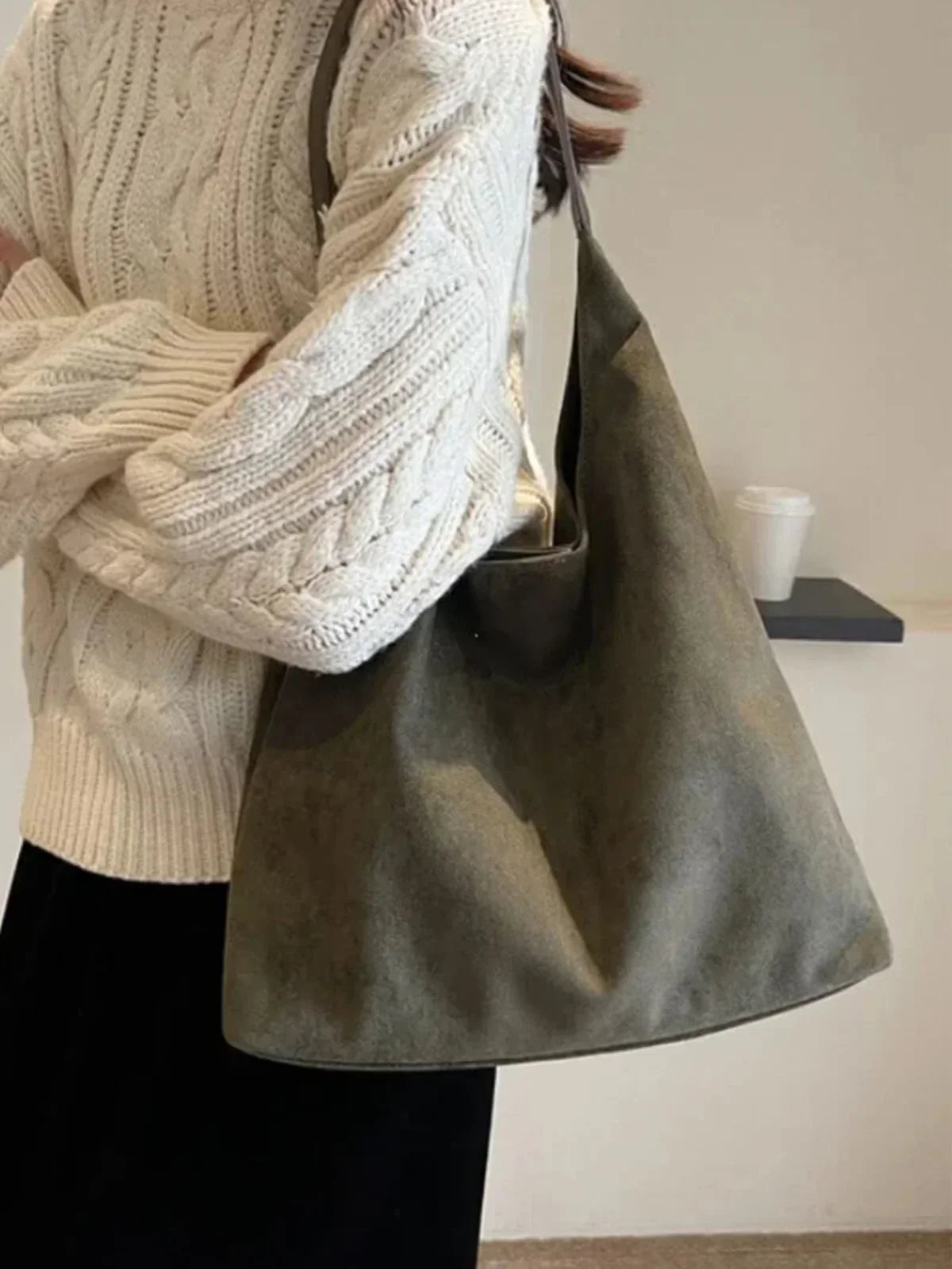 Retro Suede Stor Kapacitet Axelväska för Damer och Stilsäkra Accessoarer i Retro och Mångsidig Design