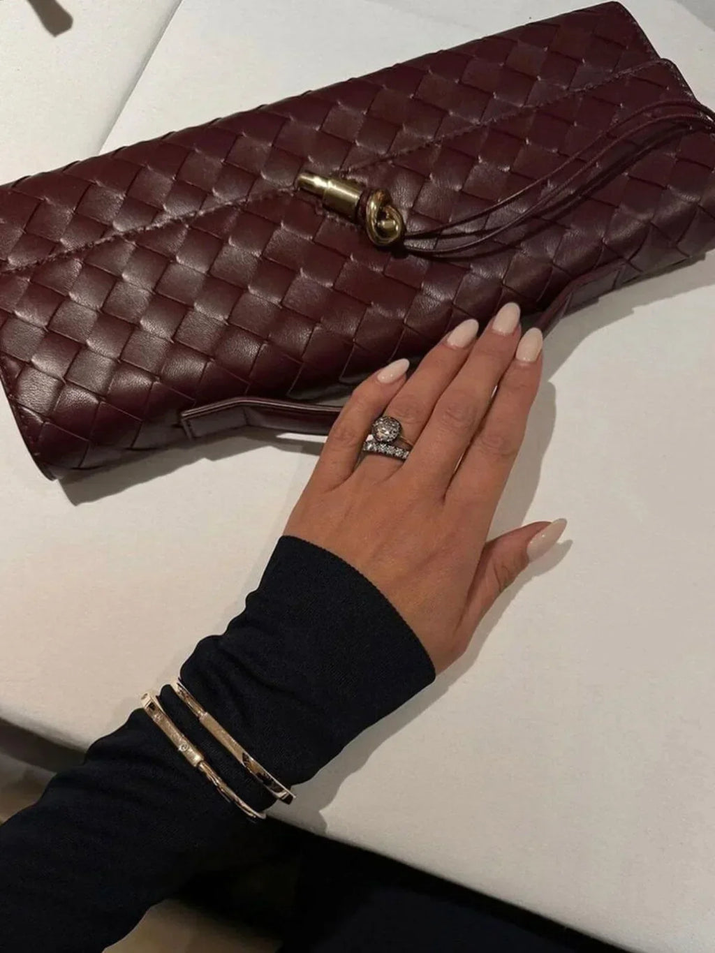 Urban Crossbody Vevad Axelväska i Syntetläder med Guldspänne för Avslappnade och Formella Tillfällen