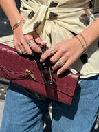 Urban Crossbody Vevad Axelväska i Syntetläder med Guldspänne för Avslappnade och Formella Tillfällen