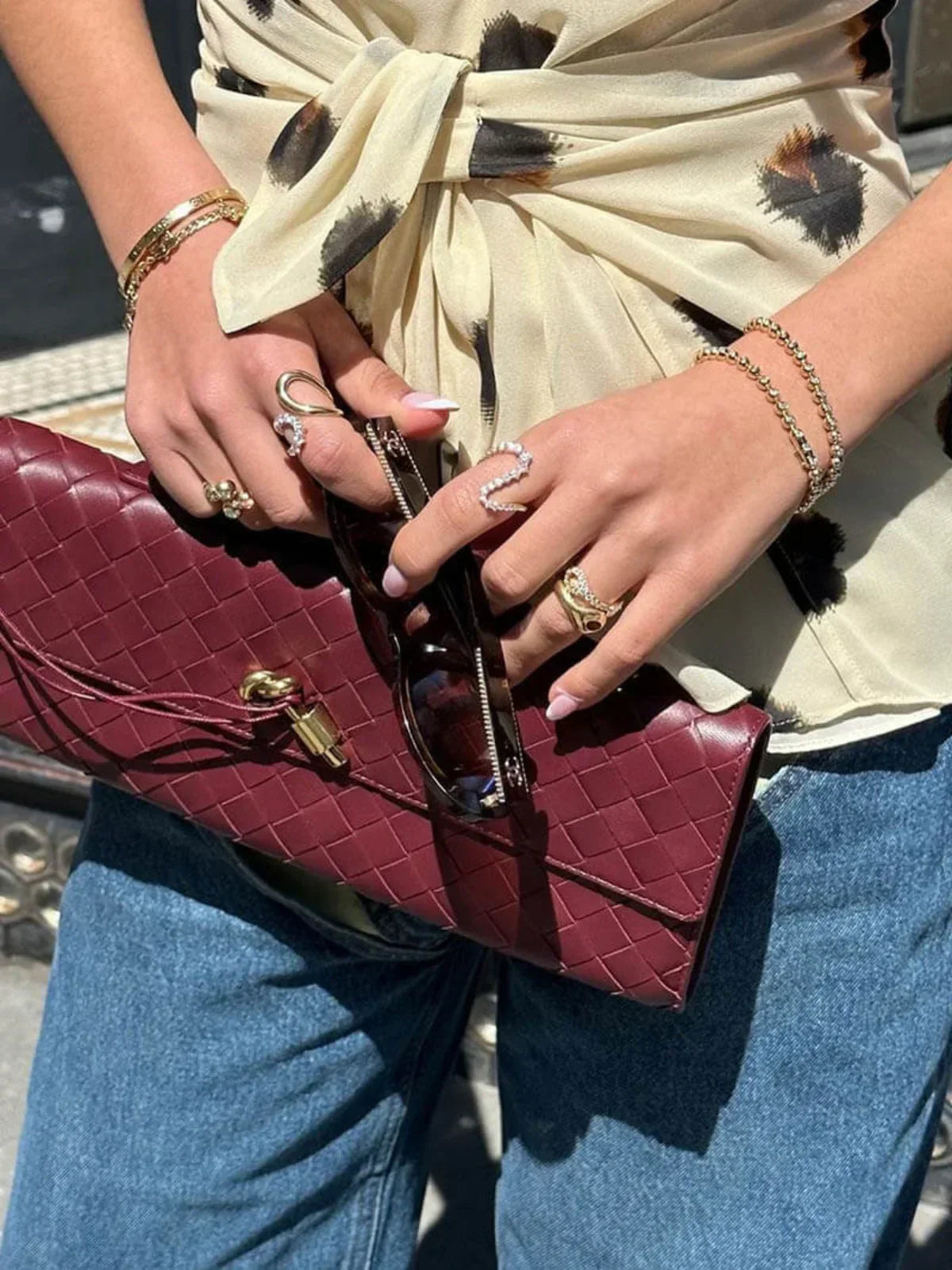 Urban Crossbody Vevad Axelväska i Syntetläder med Guldspänne för Avslappnade och Formella Tillfällen