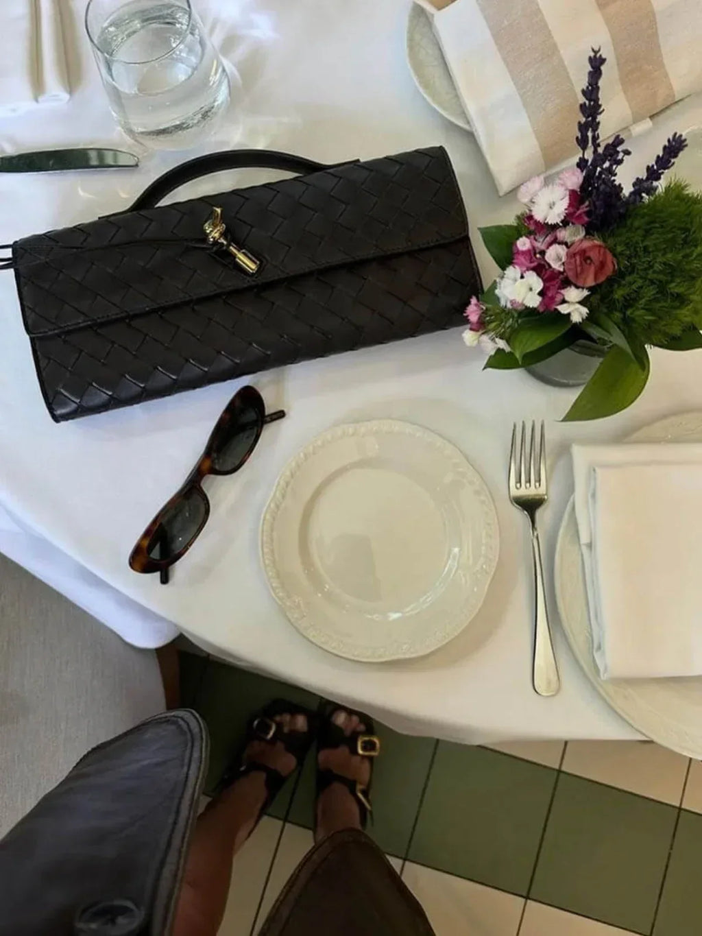 Urban Crossbody Vevad Axelväska i Syntetläder med Guldspänne för Avslappnade och Formella Tillfällen