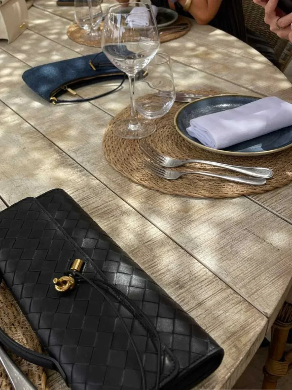 Urban Crossbody Vevad Axelväska i Syntetläder med Guldspänne för Avslappnade och Formella Tillfällen