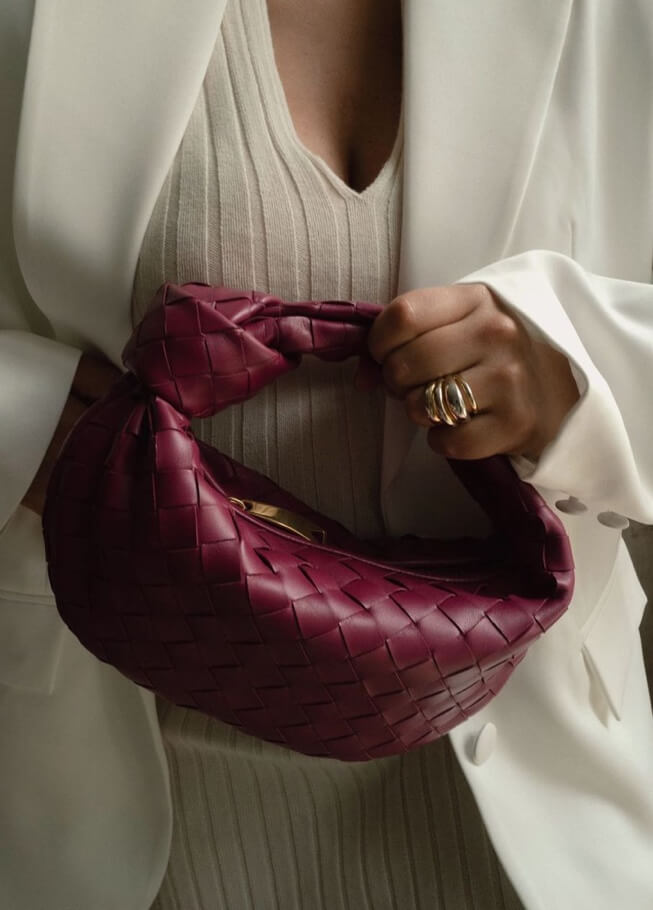Flätsnod Neppskinn Mini Väska Med Vävt Design Och Tvinnat Handtag För Elegant Och Modern Stil