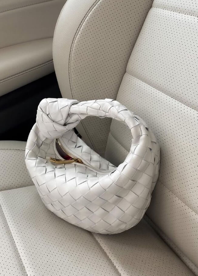 Flätsnod Neppskinn Mini Väska Med Vävt Design Och Tvinnat Handtag För Elegant Och Modern Stil