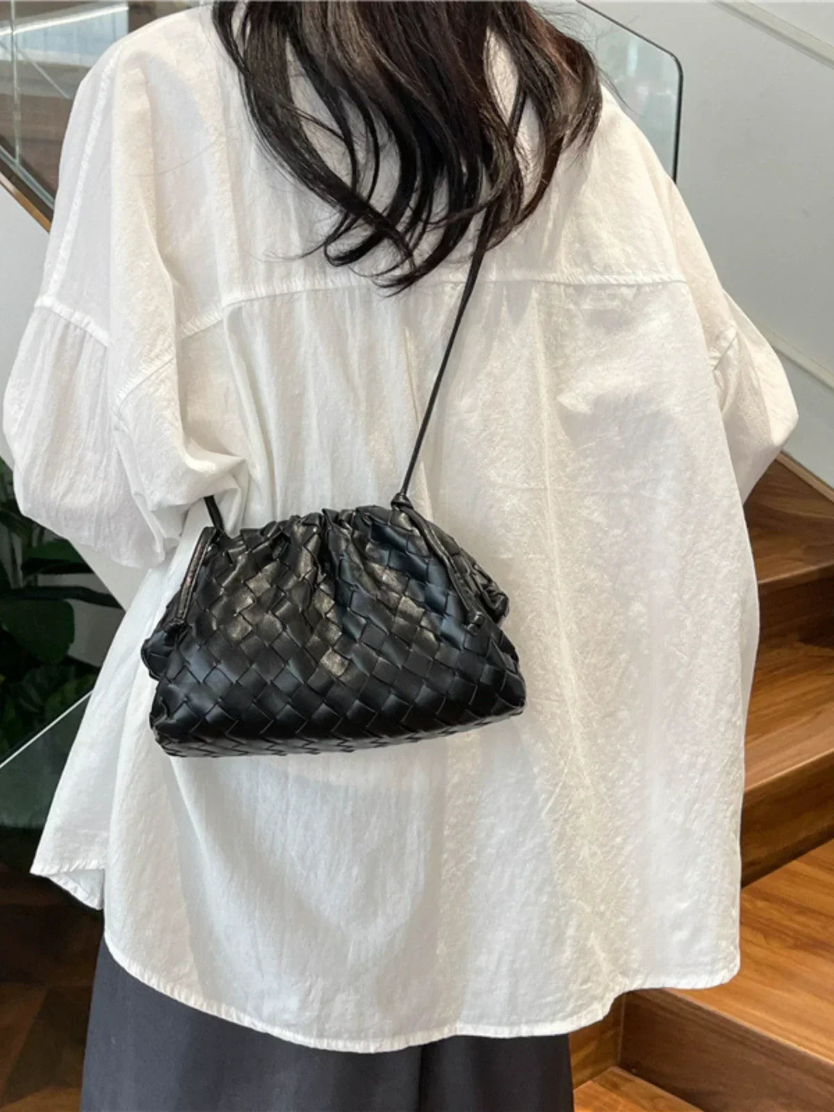 Flätad Syntetläder Dragkedjepåse med Vävt Mönster och Minimalistisk Design för Vardags- och Kvällsbruk